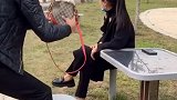 小姐姐以后出门长点心吧，手机又被拿走了……