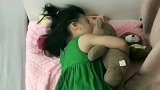 不愧是姐弟俩，睡姿都一模一样！