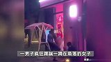 网传男子怀疑妻子有婚外情，当街暴打踢踹妻子，路人劝阻反被呵斥