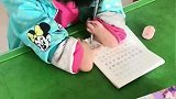 老师拍下小女孩儿在认真练习写字，虽然手不方便，但是一直很努力