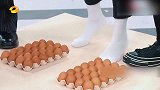 女星真实体重测试！杨颖双脚踩蛋一个没碎，看呆身后张萌！