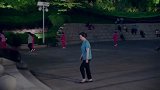 大爷看见大妈就开怼，大妈气急差点翻脸走人
