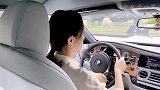 女司机刚拿到驾照，就敢开这么贵的车上路