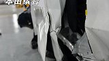 本田车门卡死、汽油泄漏、电瓶粉碎，吉利车主下车帮他报了警