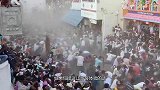 印度“最疯狂”的节日，见到人就会扔石头，大街上很多人头破血流