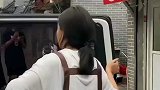 小吃店老板娘撞脸刘德华，网友：确定不是科技？