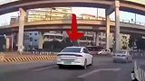 错过高架同时变道，卧龙凤雏同时遇上了