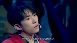 易烊千玺提前体验老干部生活，听曲烤串好不快活