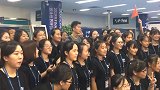 人气旺！众美女求合影汪顺一脸懵 网友：百花丛中一点绿！