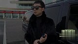 二货见义勇为制服小偷替姑娘夺回钱包，结果被姑娘误会讹了五百