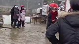 大妈只顾拍视频没注意，不慎掉进身后的地沟