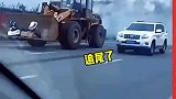 铲车冒烟了，后面啥也看不见