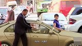 街头恶搞：路边汽车眨眼不见，路人以为汽车穿越了