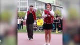运动会开幕式上，一男生与女生齐跳女团舞，妖娆舞姿使全场沸腾