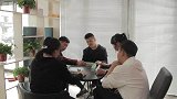 美女打麻将指桑骂槐，一会骂这个一会说那个，太逗了