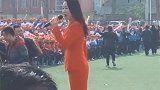 草帽姐出席活动，她的歌声嘹亮真的太动听！