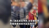 老人带娃坐地铁见没人让座，直接把娃塞女子身上，怒怼：你太嚣张