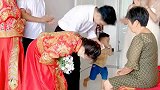 娶媳妇跟嫁女儿同一天举行，母亲的举动值得点赞