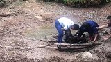 江西一84岁老人池塘挖泥鳅深陷泥潭 被困1天1夜才被发现
