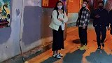 萌娃趴地不起，爸妈静静地看着