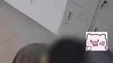 青年男子在鸭货店门口徘徊两圈
