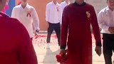 接亲团遇拦门酒，伴郎上演假摔