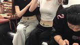 成都地铁二号线,这对双胞胎是什么神仙颜值和神仙身材啊?