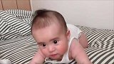 刚睡醒的小宝宝，开心的模样把心都萌化了！