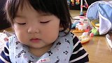 宝宝吃饭快睡着了,接下来孩子的反应,真是太可爱了！