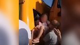 陕西一幼儿园校车与货车相撞：1名儿童身亡 大货司机已被控制