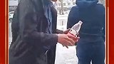 为了整蛊女友，就这样的操作，还没发现破绽