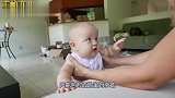 萌娃扒在沙发上一动不动，眼睛盯着妈妈，宝：我也想上去！