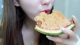 吃冰小姐姐，吃冰冻西瓜火鸡面，看起来就很好吃！