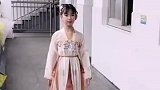 小姑娘演出结束穿汉服进教室