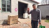 小凯打工回家好心给丈母娘买礼物，不料平平伸手就打，啥情况