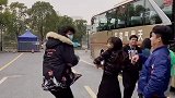 这个人想干什么？把我小心脏都要吓出来了！