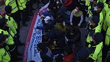 韩国再向“萨德”基地运物资 反“萨德”民众建人墙、拦军车抗议