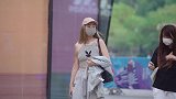 青岛街拍，青岛的夏季，妹子们都是怎么穿的？