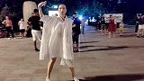漂亮的小媳妇跳起广场舞《潇洒走一回》，美女颜值漂亮韵味十足