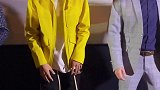 扬名立万映后，老秦黄色外套好亮眼