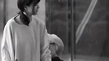 有女朋友的男孩看到漂亮女人时应该控制自己的眼睛，否则会很尴尬