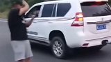 哈弗H9与丰田霸道拔河，相差二十万的车，谁会赢？