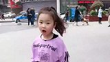 小宝宝在广场上跳舞，真的好可爱呀