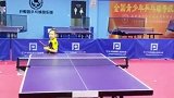 小伙VS孩子乒乓球！背后发球，真是防不胜防啊，国球套路够深！