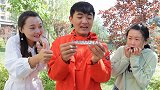 挑战用一根筷子夹弹珠，美女做不到，没想帅哥夹起10颗！