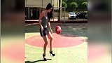 高跟鞋也能踢足球？女球迷无所畏惧恨天高上阵球技逆天