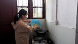 小希用百合炖筒子骨，这样煮汤更入味，小白连喝了三碗