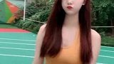紧身裤美女小姐姐走路随风飘逸的感觉，带着一种浪漫的气息