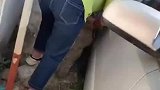 女司机没判断好宽度卡墙里，为了通过开始拆墙