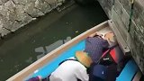 这样的水上船做过吗，过桥还得低着头，大爷直接就从桥上跨过去！